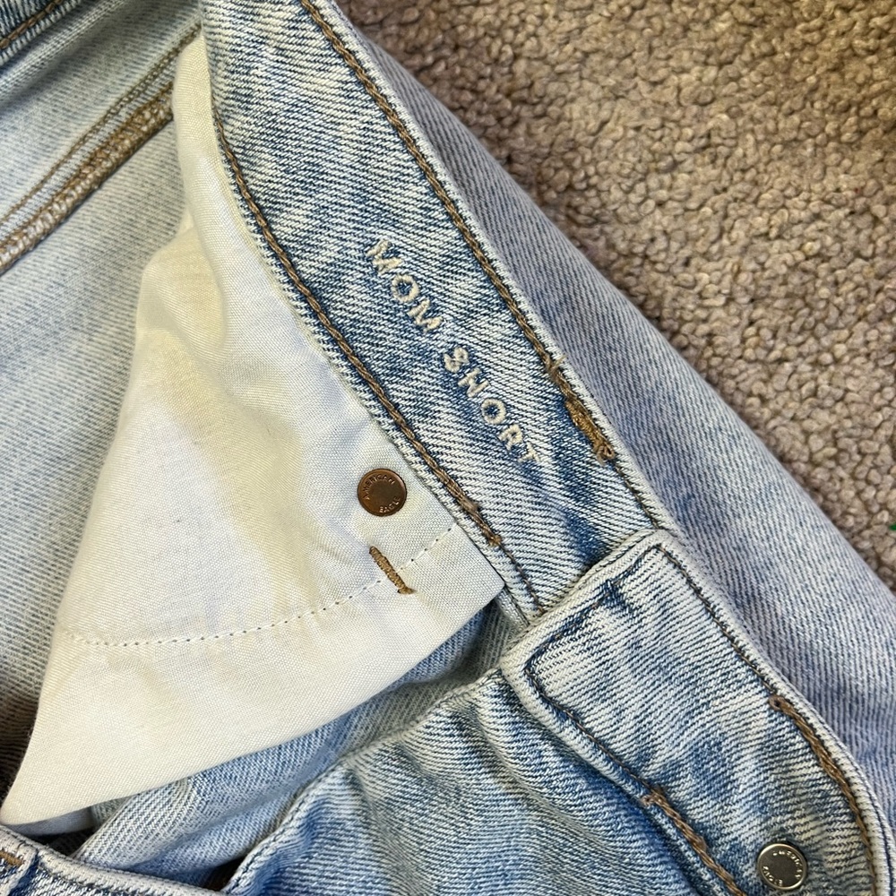 American Eagle Women's Size 14Distressed Cuffed Mom Jean Shorts Light Wash Blue - Picture 8 of 9